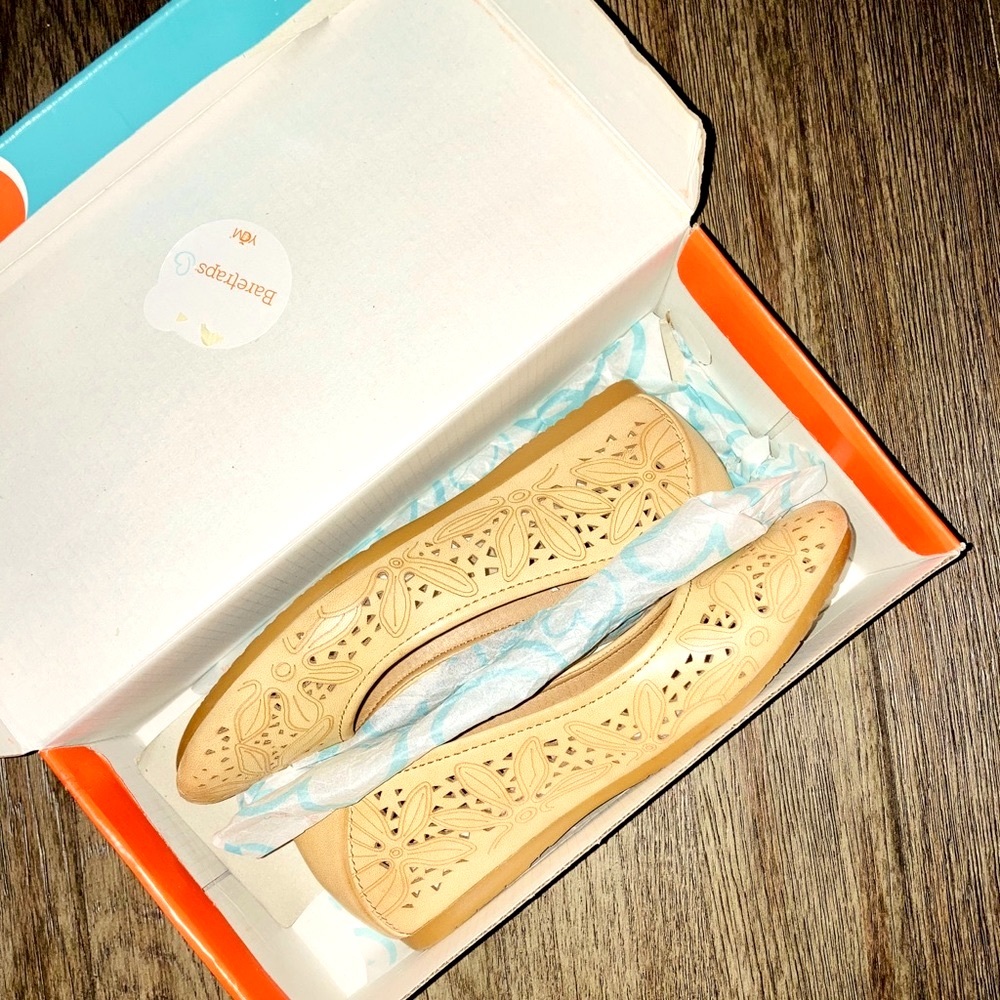 🆕 BNIOB• Baretraps Mariah Flats with Memory Foam in Caramel ~ Women’s ~ Leather - Picture 2 of 16